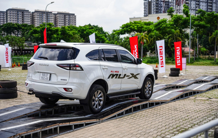 Xe isuzu mu-x 7 chỗ