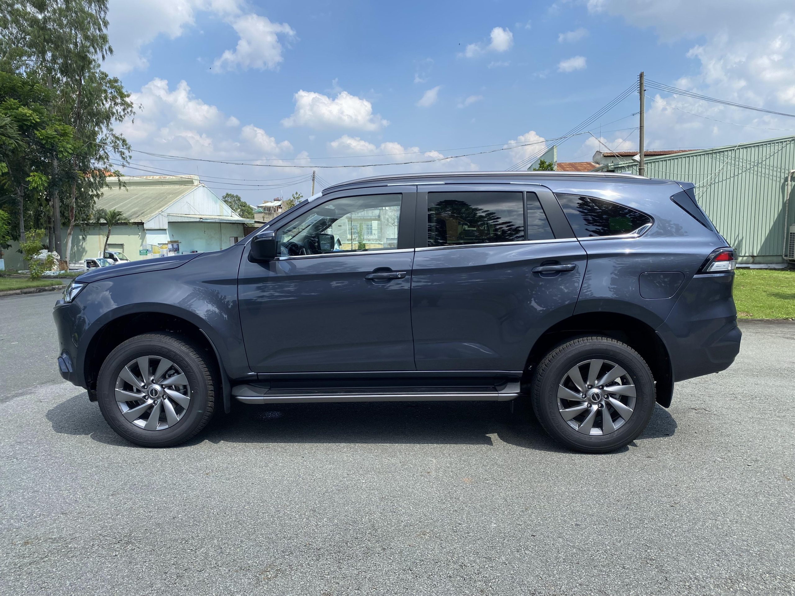 Xe isuzu mu-x 7 chỗ phiên bản màu xanh