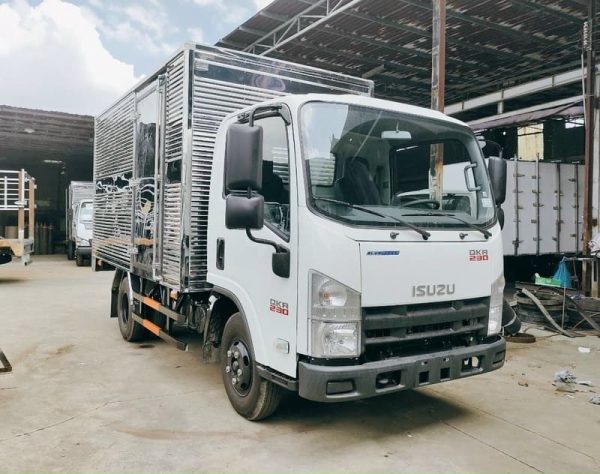 Xe Tải Isuzu 2.4 Tấn Euro 5: Phiên Bản Thùng Kín & Thùng Mui Bạt