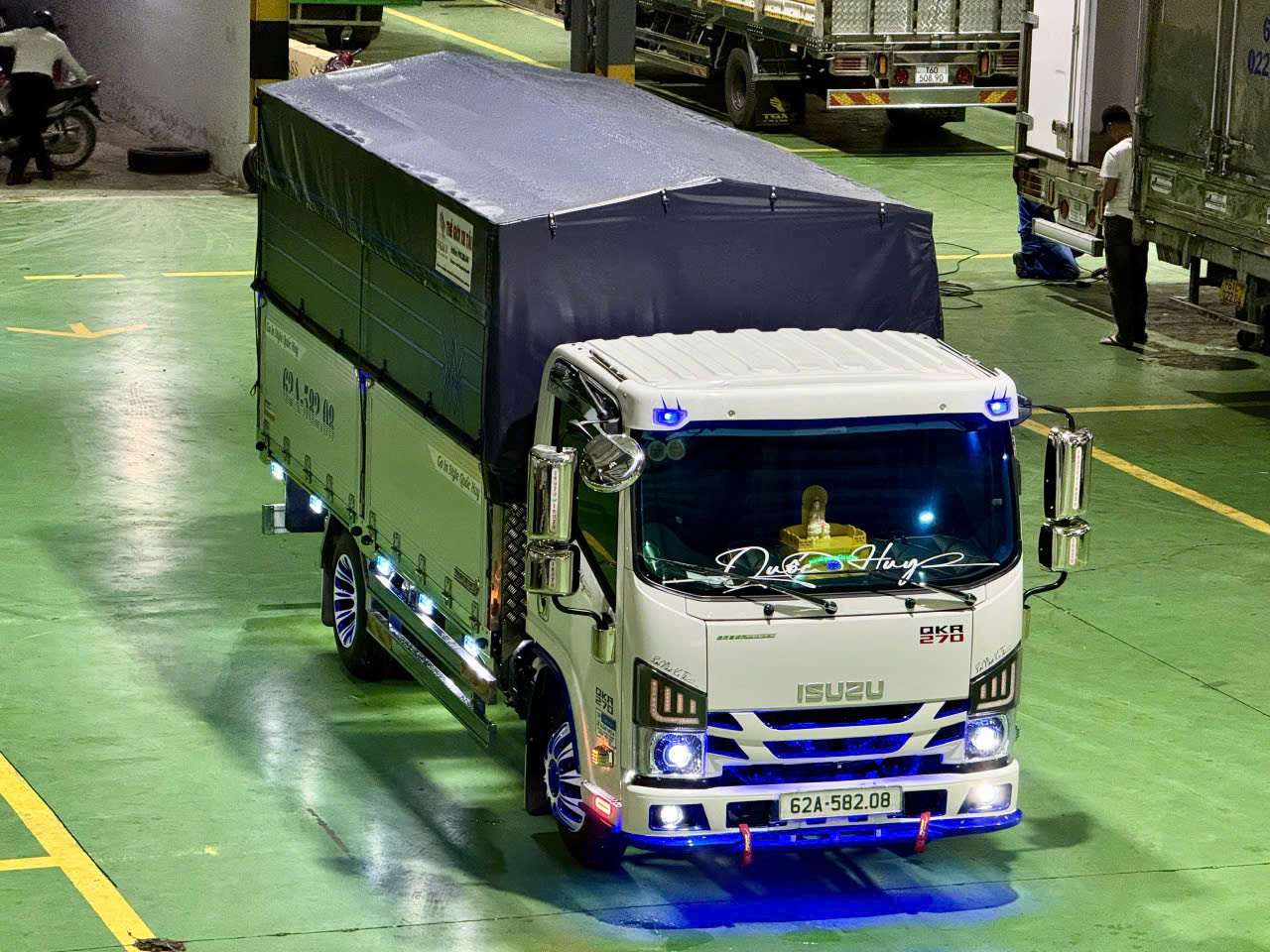 Nội Thất & Tiện Nghi Cabin - Xe Tải Isuzu 2T5 Bửng Nhôm
