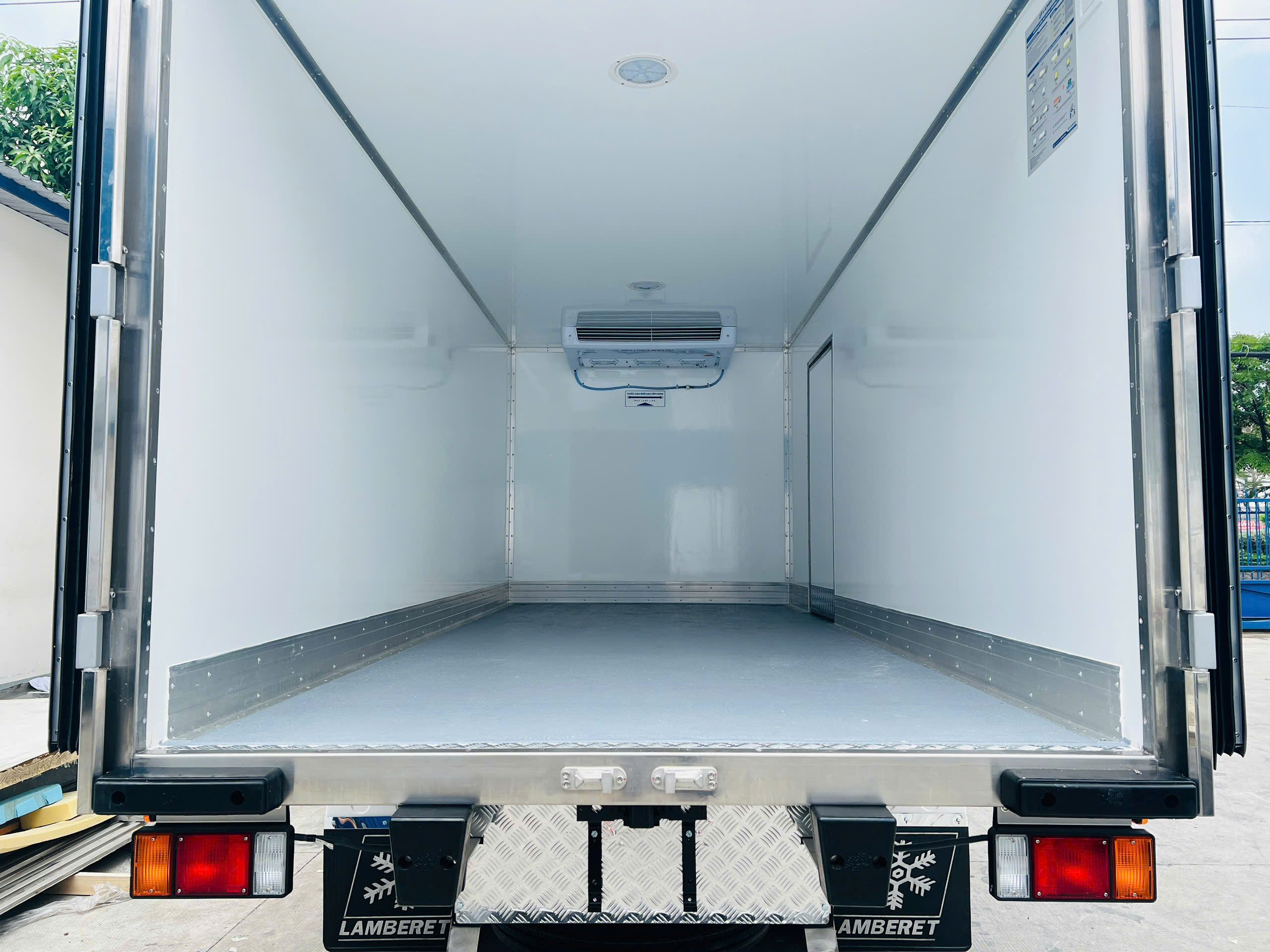 Thiết Kế Ngoại Thất & Quy Cách Đóng Thùng Thùng Đông Lạnh - Xe Tải Isuzu 3T5 Thùng Đông Lạnh