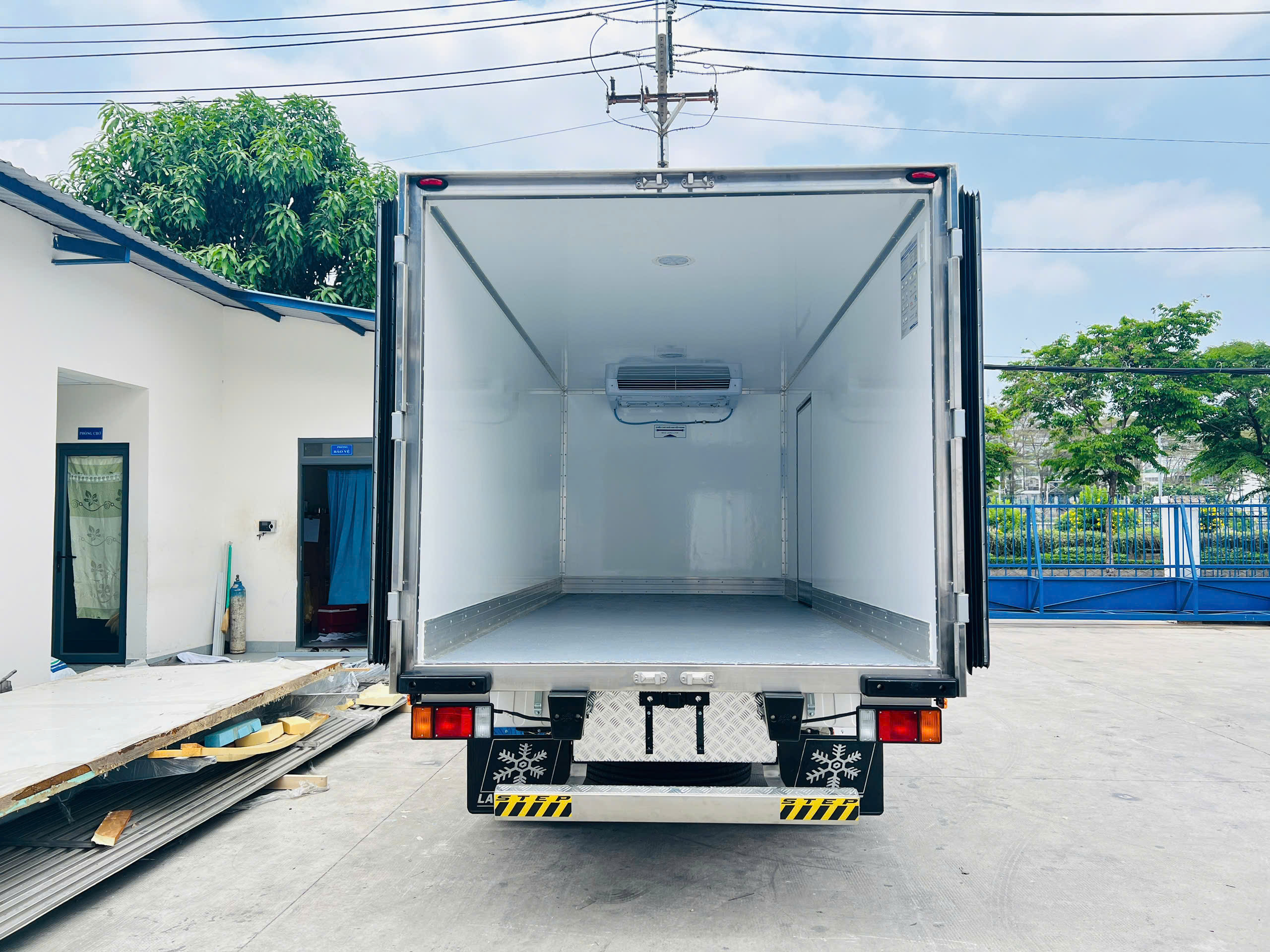Nội Thất & Tiện Nghi Cabin - Xe Tải Isuzu 3T5 Thùng Đông Lạnh