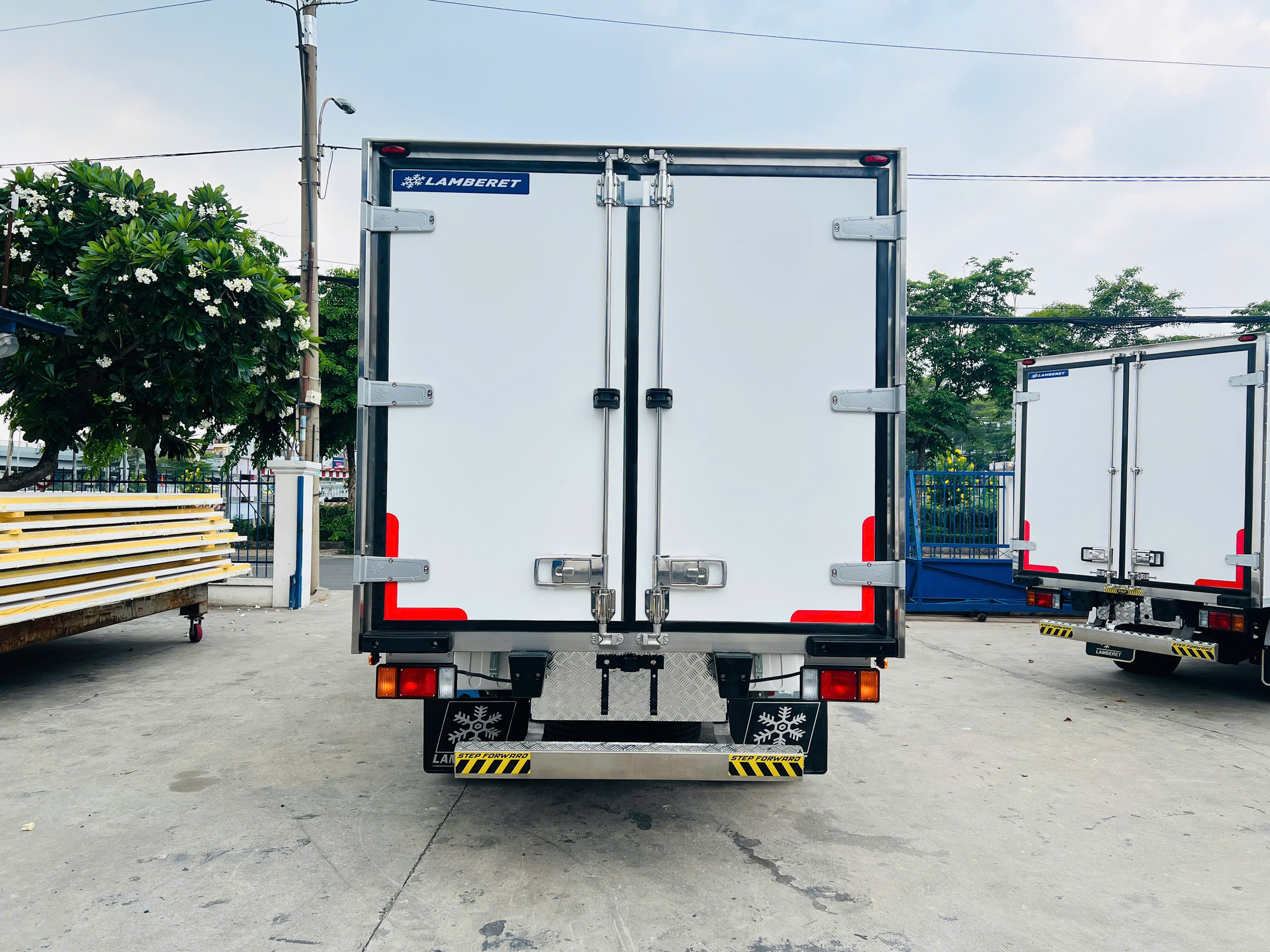 Trang Bị An Toàn Nổi Bật - Xe Tải Isuzu 3T5 Thùng Đông Lạnh