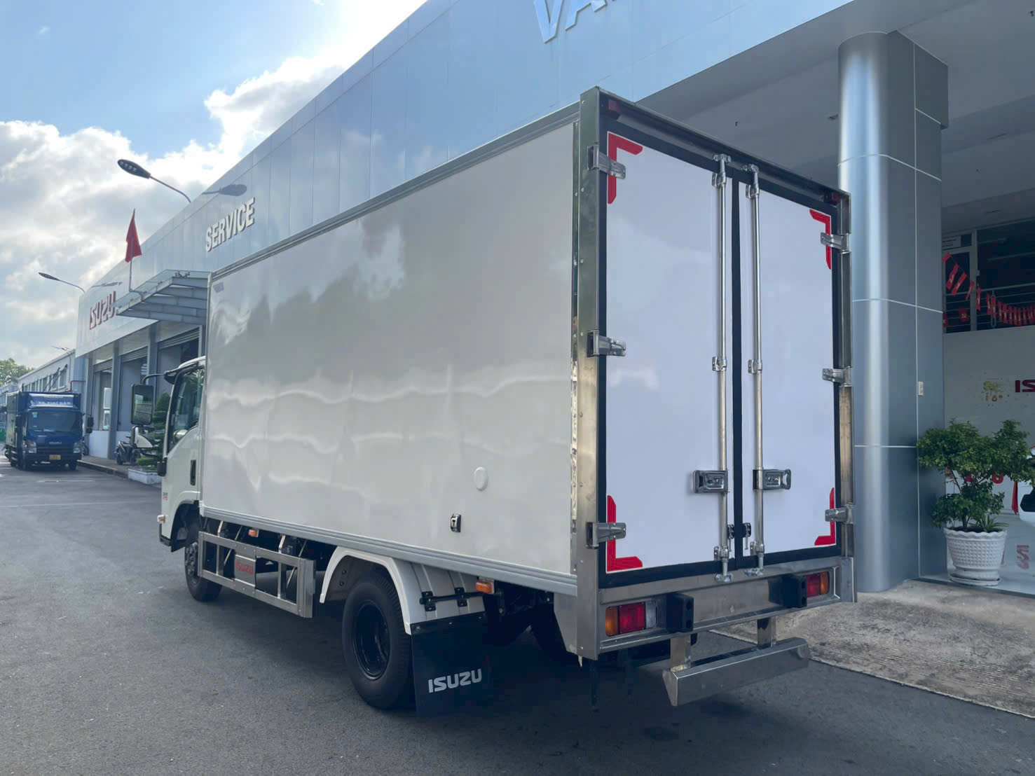 Nội Thất & Tiện Nghi Cabin - Xe Tải Isuzu QKR270 2T4 Thùng Composite