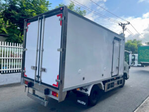 Xe Tải Isuzu QKR270 2T4 Thùng Composite - Hình 7