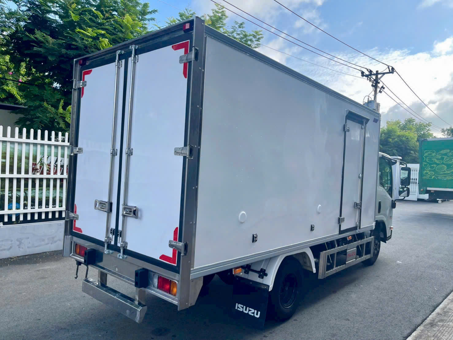 Đánh Giá Ưu Điểm & Ứng Dụng Của Xe Tải Isuzu QKR270 2T4 Thùng Composite - Xe Tải Isuzu QKR270 2T4 Thùng Composite